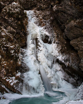 A frozen waterfall in Pekel pri Borovnici (a photograph).